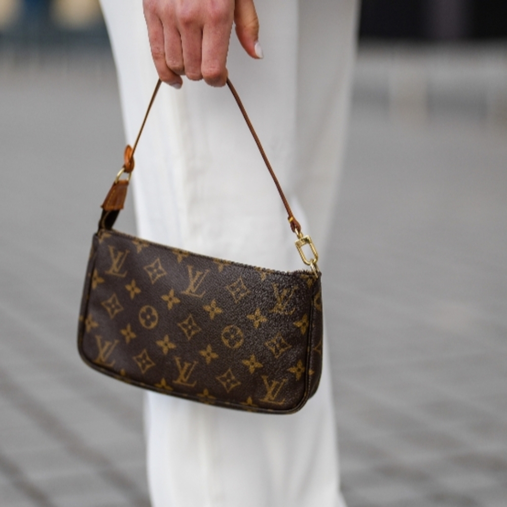 🤎AUTH Pre loved Louis Vuitton Pochette + Pearl Crossbody Strap! - Picture 14 of 15